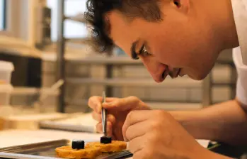La serie Knife Edge: Chasing Michelin Stars recorre 19 restaurantes. FOTO Apple TV+