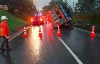 El accidente de este bus escalera, que iba de Medellín hacia Santa Rosa de Osos después de que sus ocupantes disfrutaran de los alumbrados, dejó dos muertos y seis heridos. FOTO CORTESÍA