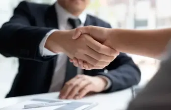 Expertos advierten que la falta de autenticidad y estrategia son errores que alejan a los candidatos de un empleo. FOTO: PEXELS
