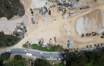 El sector de las Areneras entre Caldas y Amagá es uno de los pocos tramos que faltan por intervenir para terminar la vía Pacífico 1. FOTO: Manuel Saldarriaga