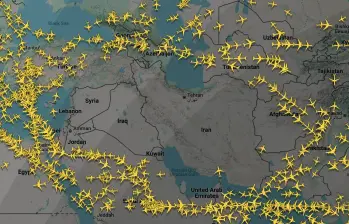 Antes de esta crisis, los vuelos ya evitaban pasar por Israel, Siria, Líbano, Jordania, Irak e Irán debido a la inestabilidad. Ahora, con los cielos de Catar, Kuwait, Irak y Baréin cerrados, las alternativas para volar sobre Medio Oriente se reducen drásticamente. FOTO: FlightRadar