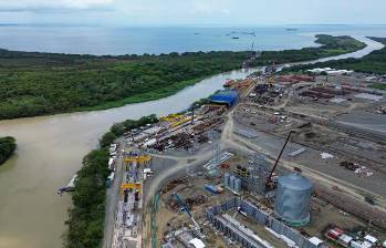 Operadores, estibadores y técnicos en logística hacen parte de los primeros empleos activados en la fase inicial de operación del Puerto Antioquia. FOTO: MANUEL SALDARRIAGA