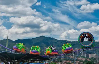 Así se la primera montaña rusa familiar ubicada dentro de un centro comercial en Colombia. FOTO cortesía Happy City