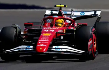 El piloto británico Lewis Hamilton de la escudería Ferrari, fue el más rápido en los primeros entrenamientos libres en Silverstone. FOTO TOMADA X @F1