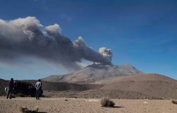 El gobierno peruano ha destinado recursos para declarar la emergencia por la posible erupción del volcán Ubinas. FOTO AFP