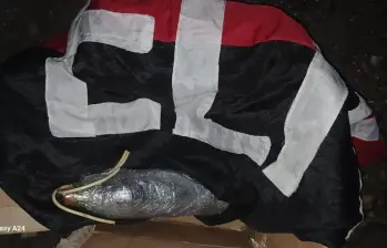El explosivo encontrado por el Ejército se encontraba acompañado de una bandera del ELN. FOTO: EJÉRCITO