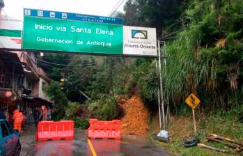 La vía a Santa Elena amaneció con cierre total en la mañana de este sábado. FOTO: CORTESÍA