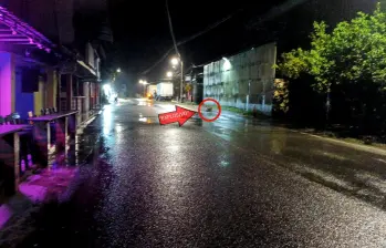 La Policía reportó que un motociclista abandonó una caja frente a las instalaciones policiales en la madrugada de este sábado 14 de junio. FOTO: CORTESÍA POLICÍA ANTIOQUIA