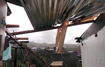 Más de 60 viviendas perdieron sus techos en la zona urbana y rural de Anorí por cuenta de las fuertes lluvias. FOTO: CORTESÍA DAGRAN