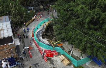Aspecto del daño en el puente de acceso a San Antonio de Prado, sobre la quebrada La Limona. FOTO: Manuel Saldarriaga Quintero