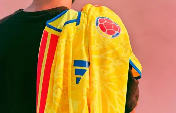 Aunque la camiseta conserva su esencia y tiene pocos cambios respecto a la anterior, uno de los detalles que más llama la atención es el estampado de las mariposas, que se funde con el color amarillo. FOTO fcf