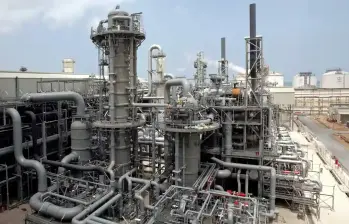 Instalaciones de GNL en Qatar, uno de los principales exportadores mundiales, en el centro de la tensión energética global. FOTO: CORTESÍA