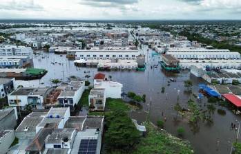 Las fuertes lluvias y el desbordamiento de cuerpos de agua mantienen inundados varios sectores de la margen occidental de Montería, donde rige toque de queda nocturno. FOTO: Alcaldía de Montería. 