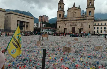 Como gesto de protesta, los recicladores esparcieron los residuos a lo largo de la Plaza. FOTO: TOMADA DE X @manolitosalazar