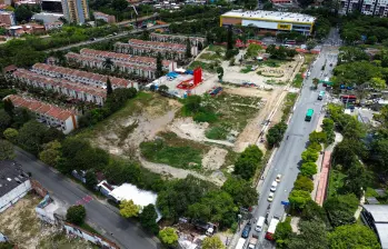 Imagen aérea de las obras de la Estación San Germán del Metro de la 80, frente al Éxito de la 80. Foto: Manuel Saldarriaga.