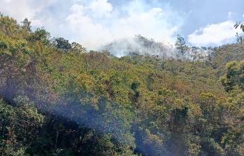 En la parte central se aprecia la humareda que produce la conflagración de esta tarde en el Alto de Boquerón. FOTO: CORTESÍA DAGRD