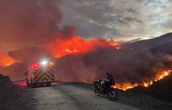 Incendio en Yumbo sigue activo; así avanza el fuego en Cerro Gordo. Foto: X @Rodrigo_Lara_