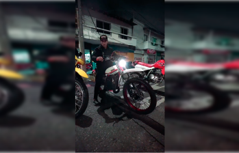 El mismo concejal publicó en su cuenta de Twitter un video en el que quedó registrado su participación en la polémica jornada. FOTO: CORTESÍA