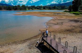 El vicepresidente de Aguas aseguró que el suministro de agua en la represa La Fe puede durar hasta 50 años, aunque advirtió que la expansión del Valle de San Nicolás, alentada por el Túnel de Oriente, puede recortar significativamente la vida útil proyectada. “Esto significaría que deberíamos optar por un crecimiento de las redes de suministro para abastecer a ambas subregiones o recurrir a otras alternativas”. Foto: Camilo Suárez