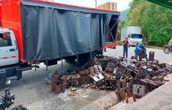 El vehículo dejó caer su carga mientras se desplazaba por una vía del corregimiento de San Antonio de Prado. FOTO: CORTESÍA DENUNCIAS ANTIOQUIA