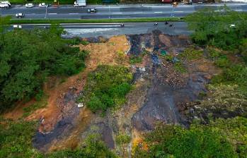 En el sector de Las Chachas, de Sabaneta, hay riesgo por un alud que afecte la vía, se lleve la infraestructura eléctrica y dañe casas y negocios. FOTO Manuel Saldarriaga