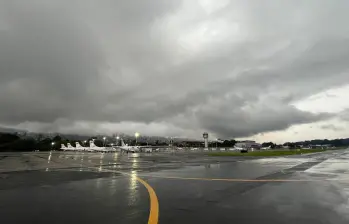 Aspecto de la pista del aeropuerto Olaya Herrera durante la mañana de este martes. FOTO: Cortesía Airplan
