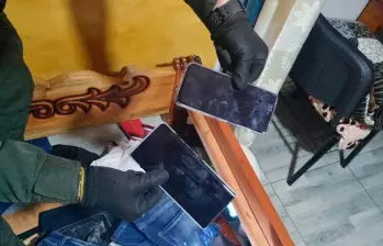 Los celulares incautados estaban marcados con números de cabina y oficina. FOTO CORTESÍA 