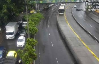 Los cierres viales por una competencia ciclística, sumados a las lluvias y las ciclovías dominicales, generan congestión en varios corredores estratégicos de Medellín este domingo. FOTO: Secretaría de movilidad.