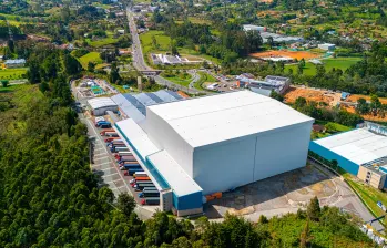 Arriba, panorámica del centro de distribución de Essity en Rionegro. Abajo, aspecto del traslado automático de los productos. FOTOS cortesía Essity