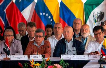 En primer plano se observa al jefe negociador del ELN, Pablo Beltrán (ubicado a la izquierda) y al jefe negociador del gobierno de Gustavo Petro, Otty Patiño (derecha). FOTO Getty