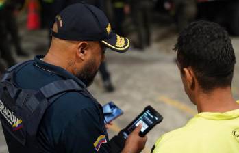 Bitmap es una tecnología de cotejo biométrico que permite a las autoridades identificar en retenes y controles a extranjeros con procesos judiciales, alertas migratorias o circulares de Interpol. FOTO AFP y CORTESÍA