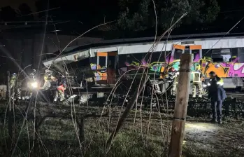 Equipos de emergencia trabajan en la zona del descarrilamiento de un tren de Rodalies en Cataluña, donde dos incidentes ferroviarios registrados en medio de un temporal obligaron a suspender la circulación y dejaron un fallecido y varios heridos. FOTO: redes sociales. 