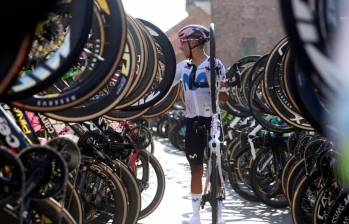 El ciclista colombiano recorriendo el pasillo que le hicieron los ciclistas del Giro de Emilia, en la que fue su última competencia como profesional. FOTO CORTESÍA MOVISTAR TEAM