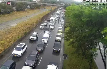 Los cierres viales por una competencia ciclística, sumados a las lluvias y las ciclovías dominicales, generan congestión en varios corredores estratégicos de Medellín este domingo. FOTO: Secretaría de movilidad.