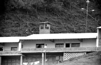 El 19 de junio de 1991, Escobar se somete a la justicia colombiana y queda recluido en la cárcel La Catedral, en Envigado. Lo hizo tras la prohibición de la extradición de colombianos por parte de la Asamblea Nacional Constituyente, que sesionaba en el país en ese momento. Foto: Hernando Vásquez “Hervásquez”.