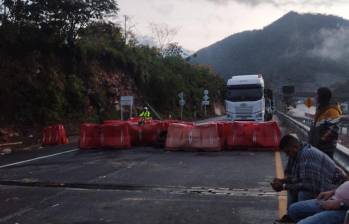 Los bloqueos ocurren en el sector de Boquerón en la vía Bogotá-Girardot, en la salida del Túnel Sumapaz. FOTO: X @rafacolontorres