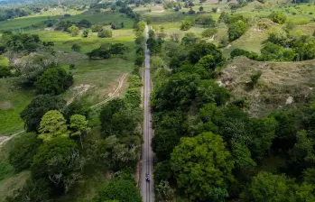 Vías ferrocarril viejo de Antioquia, camino a Estación Cocorná, corregimiento de Puerto Triunfo, el río Magdalena. Foto: Club de los Perdidos y Cristina Rodríguez. 