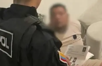 Alias ‘Balín’, panameño con circular roja de Interpol, fue capturado en El Poblado junto a cuatro personas durante un operativo policial. FOTO: Policía Nacional. 