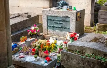 Esta es la tumba del cantante Jim Morrison, una de las más visitadas del cementerio Père-Lachaise. FOTO Getty