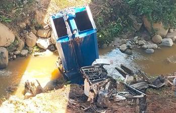 Así quedó el camión recolector luego que caer a las aguas del río Medellín, en la vía Barbosa-Cisneros, cuando el vehículo se dirigía al relleno sanitario La Pradera. FOTO: CORTESÍA - GUILLERMO NARANJO HERNÁNDEZ