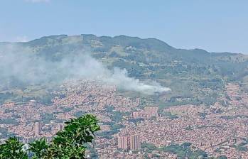 El Cuerpo de Bomberos envió ocho unidades a la zona del incendio para empezar las labores que permitan controlar las llamas. FOTO Cortesía Denuncias Antioquia