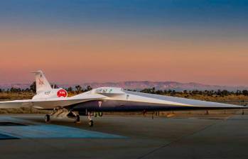 El silencioso avión de investigación supersónico X-59 de la NASA en las instalaciones Skunk Works de Lockheed Martin en Palmdale, California (EE UU). Foto: Agencia Sinc/ Lockheed Martin Skunk Works