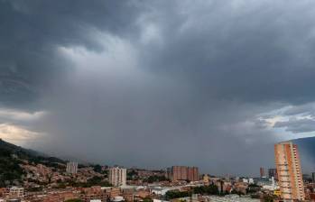 El aguacero ha estado acompañado de una fuerte ventisca y rayos sonoros. FOTO: JUAN ANTONIO SÁNCHEZ