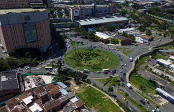 En 2015, en la zona se construyó una glorieta como primera fase del intercambio vial, que costó $3.900 millones. El nuevo puente tendrá un valor de $53.000 millones y un plazo de 25 meses. FOTO Manuel Saldarriaga