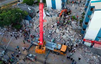Este es uno de los lugares en los que se sigue con la remoción de escombros y tratando de recuperar cuerpos o personas con vida en Pereira. FOTO MANUEL SALDARRIAGA