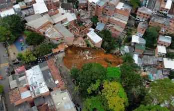 Una llamada oportuna evitó que el movimiento en masa que sepultó tres casas cobrara víctimas. FOTOS: CAMILO SUÁREZ Y JULIO HERRERA