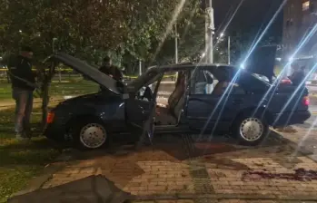 Así quedó el vehículo de la víctima tras el ataque. FOTO: CAPTURA DE PANTALLA VIDEO DE CIUDADANOS EN REDES SOCIALES.
