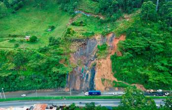 Así se ve la montaña, a la altura del kilómetro 63 de la variante a Caldas, por lo que está el llamado de alerta en este corredor. FOTO: MANUEL SALDARRIAGA