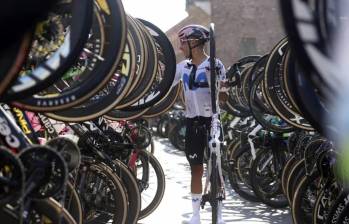 El ciclista colombiano Nairo Quintana en el pasillo hecho por sus rivales en el Giro de Emilia, última competencia del boyacense, que se retira del ciclismo profesional, tras 17 años de carrera. FOTO: Tomada de X @Movistar_Team
