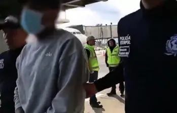 La Dijín hizo efectivas las entregas a autoridades judiciales de Estados Unidos, Panamá, Italia, España y Reino Unido. Entre los casos está el de un odontólogo señalado de usar su profesión para ocultar actividades de narcotráfico. FOTO: CAPTURA DE PANTALLA.